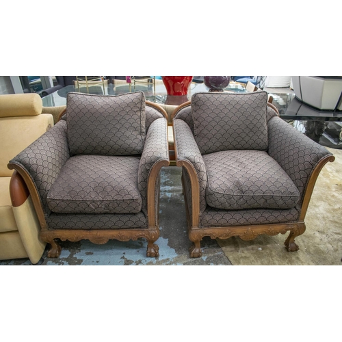 118 - ARMCHAIRS, a pair, en suite with previous lot. (2)