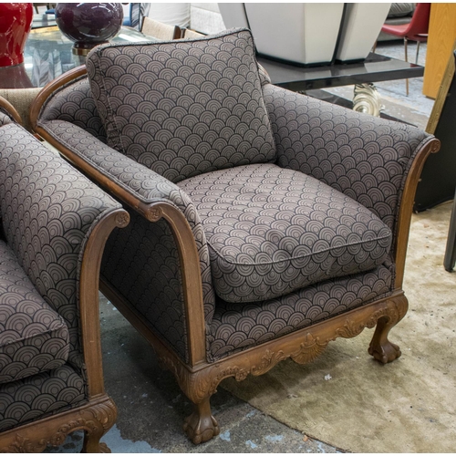 118 - ARMCHAIRS, a pair, en suite with previous lot. (2)