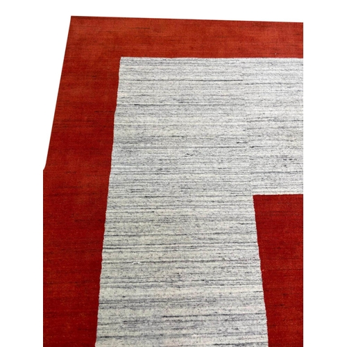 43 - FINE CONTEMPORARY WOOL CARPET, 305cm x 244cm.