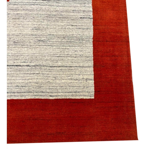 43 - FINE CONTEMPORARY WOOL CARPET, 305cm x 244cm.