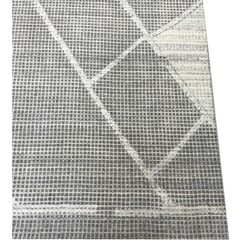 139 - FINE CONTEMPORARY WOOL CARPET, 307cm x 244cm.