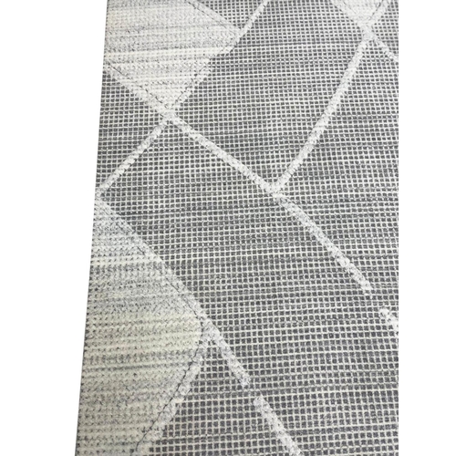 139 - FINE CONTEMPORARY WOOL CARPET, 307cm x 244cm.