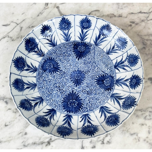 23 - CHINESE KANGXI 'ASTER' BLUE AND WHITE PORCELAIN PLATE, 28cm  D.