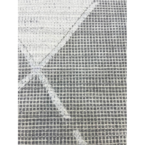 89 - FINE CONTEMPORARY WOOL CARPET, 307cm x 244cm.