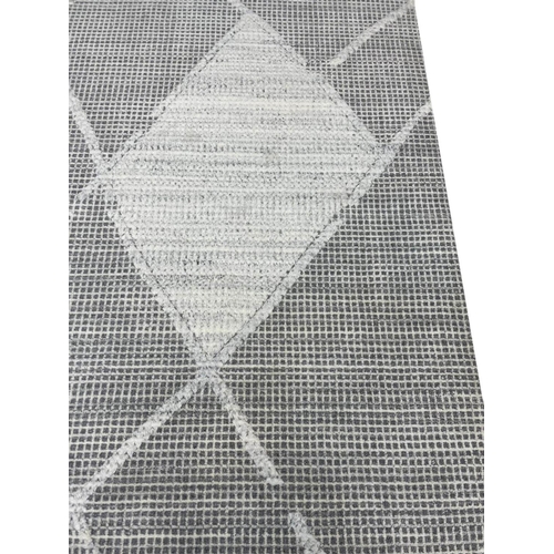 89 - FINE CONTEMPORARY WOOL CARPET, 307cm x 244cm.