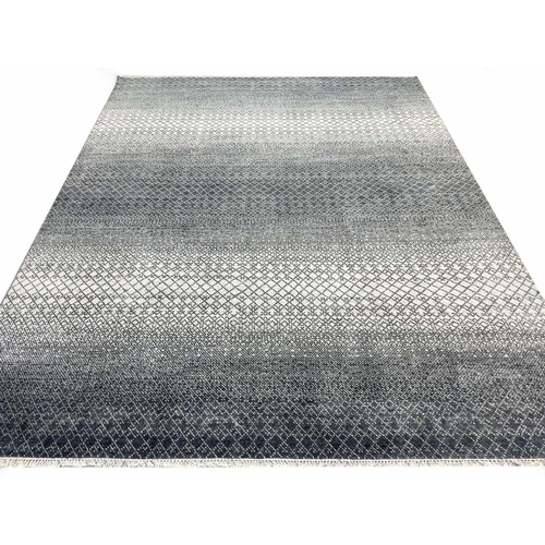 142 - FINE CONTEMPORARY CARPET, 302cm x 244cm.