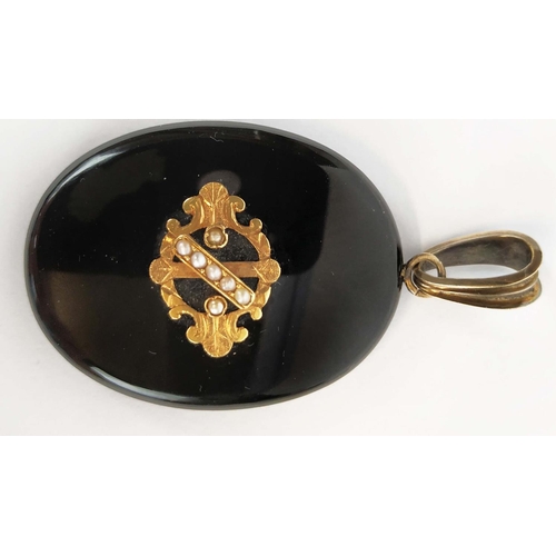 34 - A COLLECTION OF JEWELLERY, comprising an early 19th Century mourning brooch, carved coral cabouchons... 