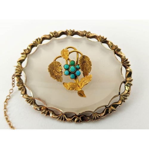 21 - A LATE VICTORIAN YELLOW METAL AND CLEAR CHALCEDONY SET BROOCH, of oval form, probably 15ct gold, ove... 