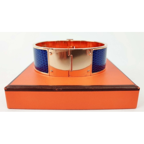 21 - HERMÈS BRACELET ARTICULÉ, gold plated with bleu lizard leather insert, 2,01cm W x 6,3cm x 4,6cm, wit... 