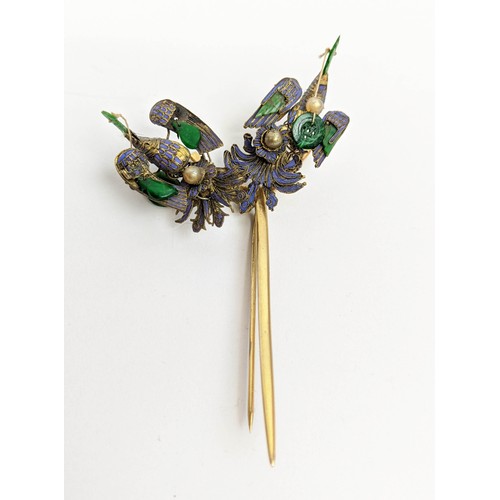 19 - YELLOW METAL HAT PIN, in the form of birds on a branch, green jade and blue silk thread decoration, ... 