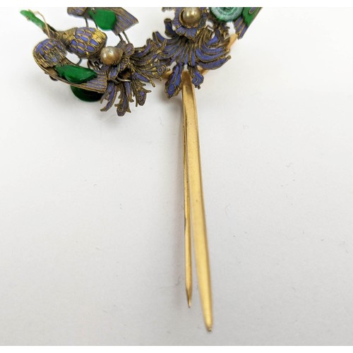 19 - YELLOW METAL HAT PIN, in the form of birds on a branch, green jade and blue silk thread decoration, ... 