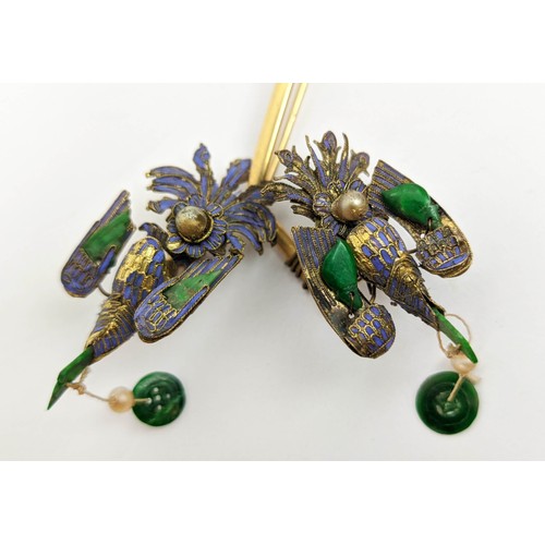 19 - YELLOW METAL HAT PIN, in the form of birds on a branch, green jade and blue silk thread decoration, ... 