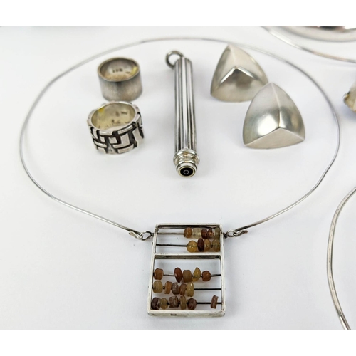 43 - A COLLECTION OF IAN WATSON AND ASSOCIATED SILVER AND WHITE METAL JEWELLERY, mostly 1970s and later, ... 