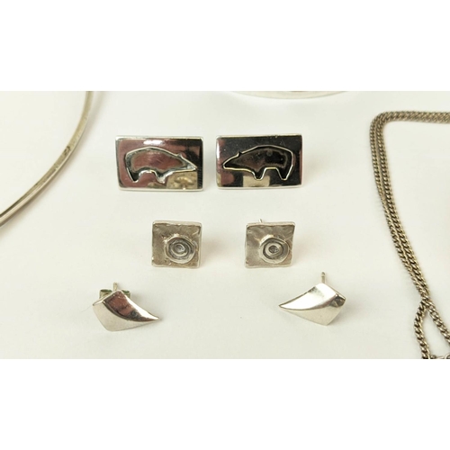 43 - A COLLECTION OF IAN WATSON AND ASSOCIATED SILVER AND WHITE METAL JEWELLERY, mostly 1970s and later, ... 