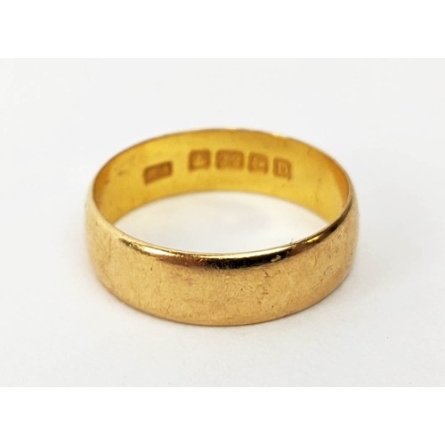77 - FOUR VARIOUS DRESS RINGS, comprising a 22ct gold wedding band, ring size Q½, 4.64 grams; a 9ct gold ... 