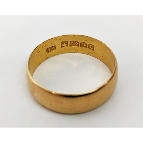 77 - FOUR VARIOUS DRESS RINGS, comprising a 22ct gold wedding band, ring size Q½, 4.64 grams; a 9ct gold ... 