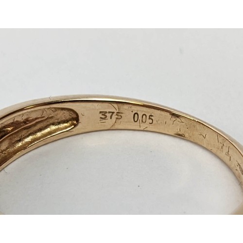 77 - FOUR VARIOUS DRESS RINGS, comprising a 22ct gold wedding band, ring size Q½, 4.64 grams; a 9ct gold ... 