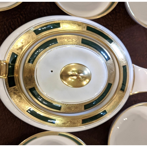 96 - AN AYNLSEY 'EMPRESS LAUREL' DINNER SERVICE, comprising approximately 14 dinner plates, 14 dessert pl... 