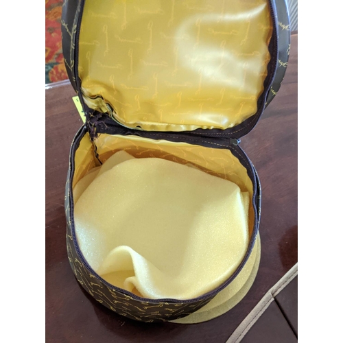 96 - AN AYNLSEY 'EMPRESS LAUREL' DINNER SERVICE, comprising approximately 14 dinner plates, 14 dessert pl... 