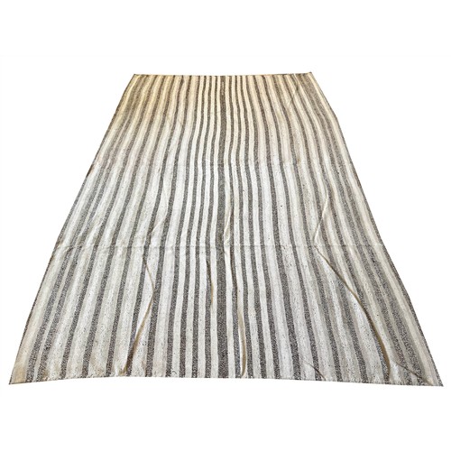 84 - CONTEMPORARY FLATWEAVE CARPET, 326cm x 205cm.