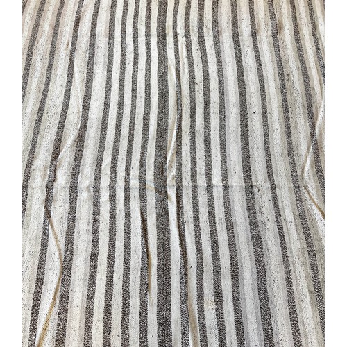 84 - CONTEMPORARY FLATWEAVE CARPET, 326cm x 205cm.