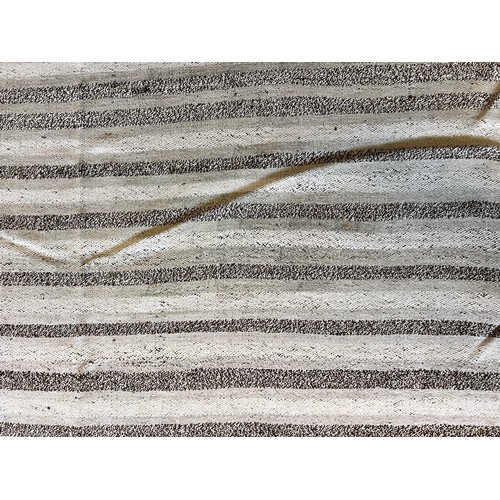 84 - CONTEMPORARY FLATWEAVE CARPET, 326cm x 205cm.