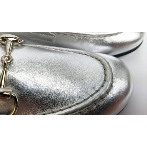 10 - GUCCI CHILDREN SNAFFLE LOAFER, silver leather with silver signature horsebit buckle, lined with cont... 