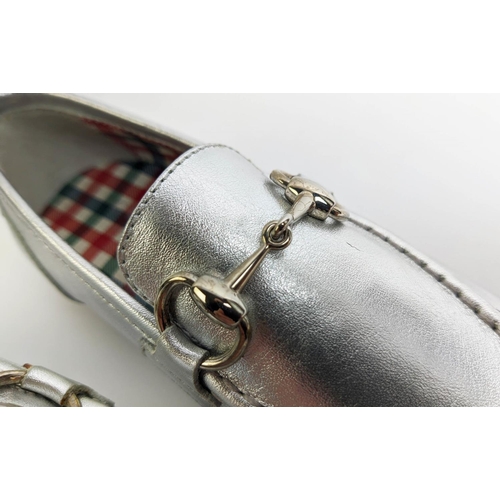 10 - GUCCI CHILDREN SNAFFLE LOAFER, silver leather with silver signature horsebit buckle, lined with cont... 