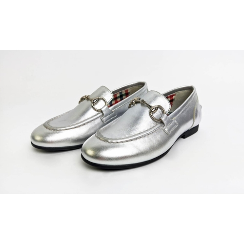 10 - GUCCI CHILDREN SNAFFLE LOAFER, silver leather with silver signature horsebit buckle, lined with cont... 