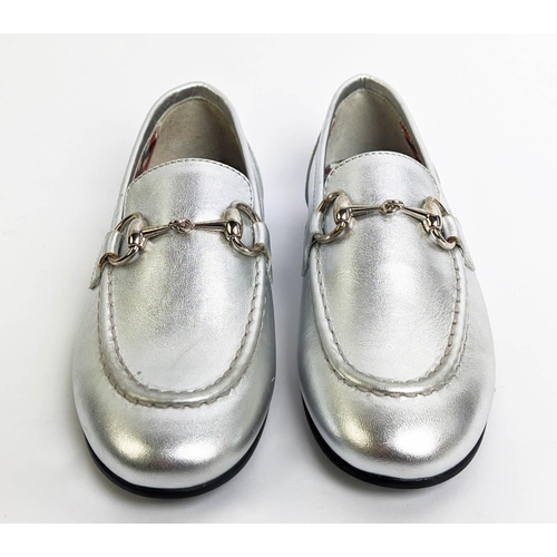 10 - GUCCI CHILDREN SNAFFLE LOAFER, silver leather with silver signature horsebit buckle, lined with cont... 