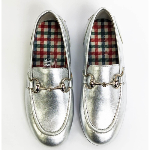 10 - GUCCI CHILDREN SNAFFLE LOAFER, silver leather with silver signature horsebit buckle, lined with cont... 