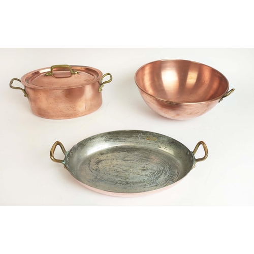 124 - COLLECTION OF COPPERWARE, comprising batterie de cuisine, consisting of 9 graduated pans, fish pouch... 