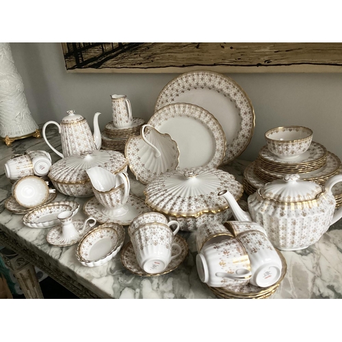 390 - DINNER SERVICE, English fine bone China, spode fleur de Lys, gold, 12 place, 5 pics settings, approx... 