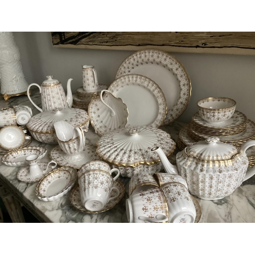 390 - DINNER SERVICE, English fine bone China, spode fleur de Lys, gold, 12 place, 5 pics settings, approx... 