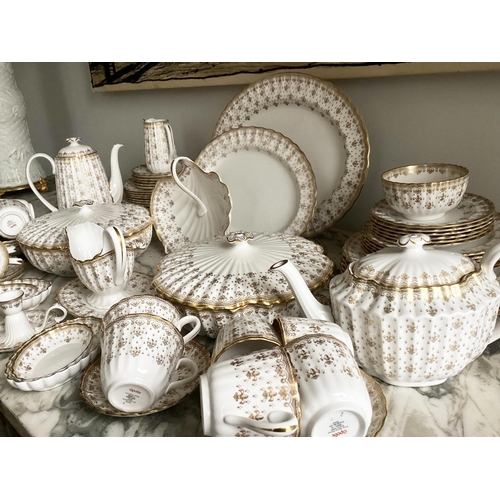 390 - DINNER SERVICE, English fine bone China, spode fleur de Lys, gold, 12 place, 5 pics settings, approx... 