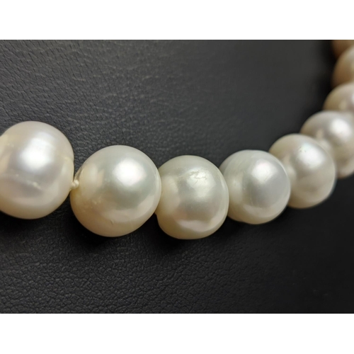 48 - A SINGLE STRAND FRESHWATER PEARL NECKLACE, fitted with 41 round pearls, 11mm diameter approx, 46cm /... 