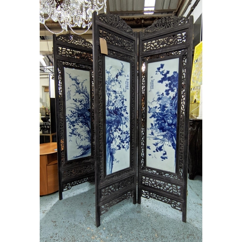 647 - FLOOR STANDING SCREEN, four fold with four blue and white Chinese export style ceramic panels, each ... 