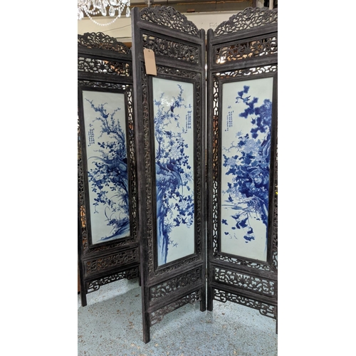 647 - FLOOR STANDING SCREEN, four fold with four blue and white Chinese export style ceramic panels, each ... 