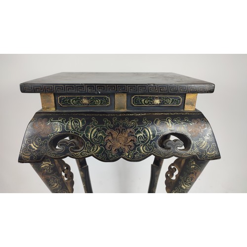 350A - CHINESE EXPORT PEDESTAL STAND, late 19th century, two-tier form chinoiserie decoration depicting gar... 