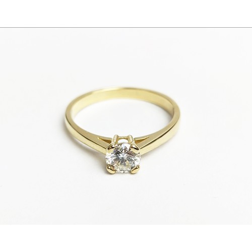 28 - A DIAMOND SOLITAIRE RING, the brilliant cut diamond of approximately 0.50ct, yellow metal shank, cla... 