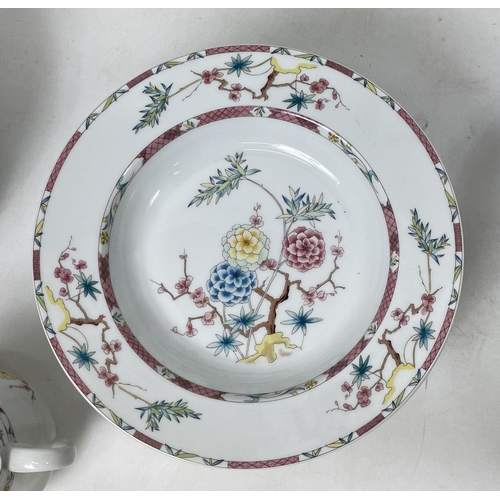 19 - LIMOGE PART DINNER SERVICE, Singapour design, comprising six large dinner plates, six salad plates, ... 