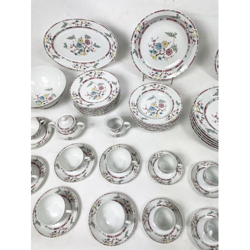 19 - LIMOGE PART DINNER SERVICE, Singapour design, comprising six large dinner plates, six salad plates, ... 