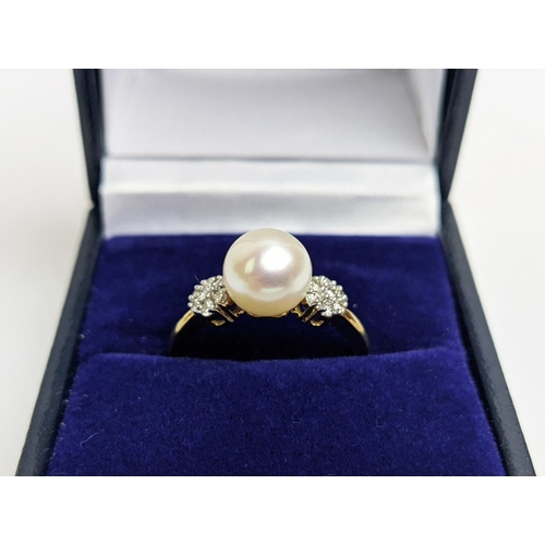 19 - A 9CT GOLD SINGLE CULTURED PEARL SET DRESS RING, with daisy set diamond cluster shoulders, the diamo... 