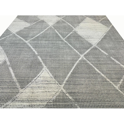 86 - FINE CONTEMPORARY WOOL CARPET, 306cm x 244cm.