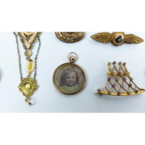 17 - A COLLECTION OF ASSORTED 9CT GOLD AND GILT METAL JEWELLERY, including locket and chain, various broo... 