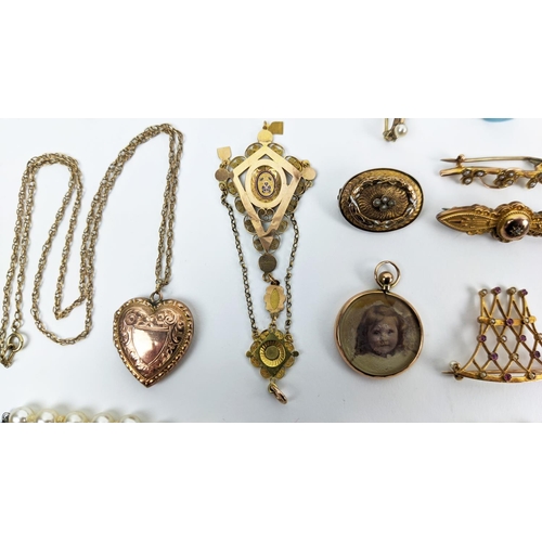 17 - A COLLECTION OF ASSORTED 9CT GOLD AND GILT METAL JEWELLERY, including locket and chain, various broo... 