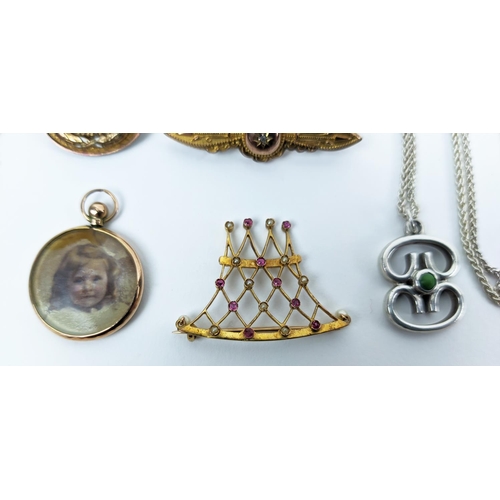 17 - A COLLECTION OF ASSORTED 9CT GOLD AND GILT METAL JEWELLERY, including locket and chain, various broo... 