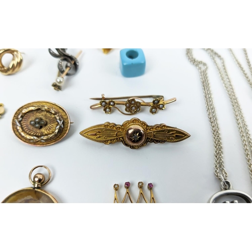 17 - A COLLECTION OF ASSORTED 9CT GOLD AND GILT METAL JEWELLERY, including locket and chain, various broo... 