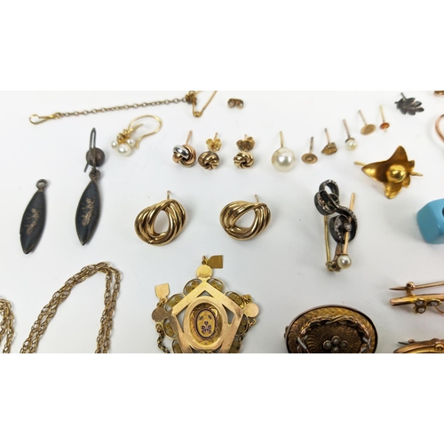 17 - A COLLECTION OF ASSORTED 9CT GOLD AND GILT METAL JEWELLERY, including locket and chain, various broo... 