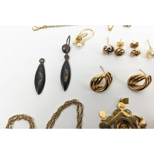 17 - A COLLECTION OF ASSORTED 9CT GOLD AND GILT METAL JEWELLERY, including locket and chain, various broo... 